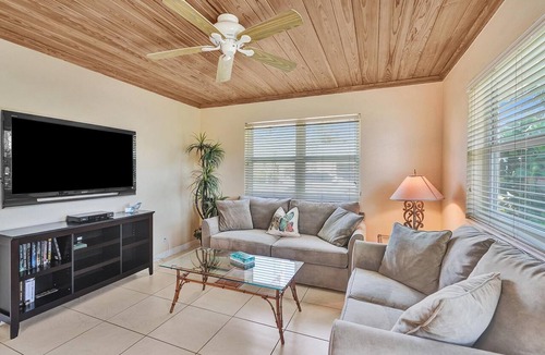 Delray Beach Condo | Grove 1 Bdrm/Bath Condo. 1 Blk walk Ocean & Dwtn Delray w/Pool, Parking & WiFi