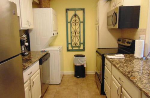 Demere Park House | H13 Ocean Walk Resort 2bdrm 2 bath downstairs great beds Great view and always a great breeze
