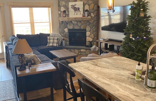 Carrabassett Valley House | High-end Ski/Golf retreat hot tub, fireplace, 4 bd rm, game rm.