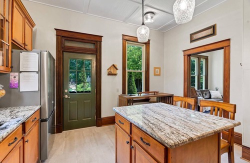 Augusta House | Historic Craftsman Hot Tub Walk to Wineries Katy Trail Dog Friendly