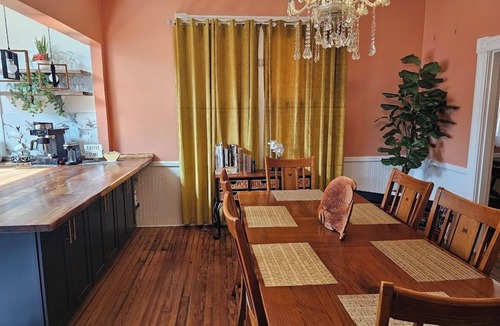 Downtown House | Historic Waterfront Home - Sleeps 10 - Walk to Downtown Hampton