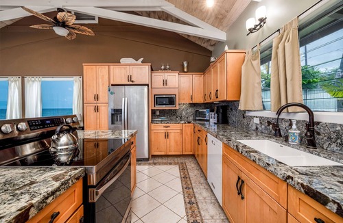 Kahaluu Bay House | HOKU'EA HALE Oceanfront Private Home with Hot Tub