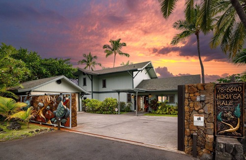Kahaluu Bay House | HOKU'EA HALE Oceanfront Private Home with Hot Tub