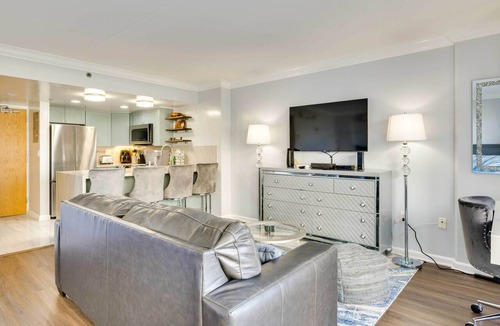 Waikiki Apartment | Honolulu Studio w/Ocean View: Parking Included!