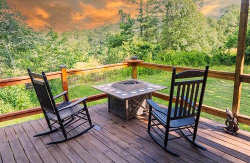 Spruce Pine House | Hot Tub, Private 3 Bed Lodge, 1 mile from Blue Ridge Parkway, Giant Jenga, Families Welcome!