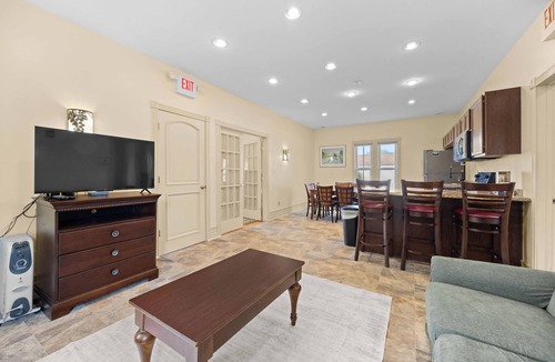 Town of Milo Apartment | House of Vines: Walkable Penn Yan Retreat. Kayaks and Indoor Pool Access