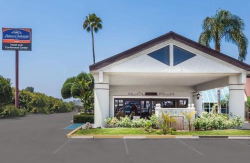 Northwest Anaheim Hotel | Howard Johnson by Wyndham Fullerton/Anaheim Conference Cntr