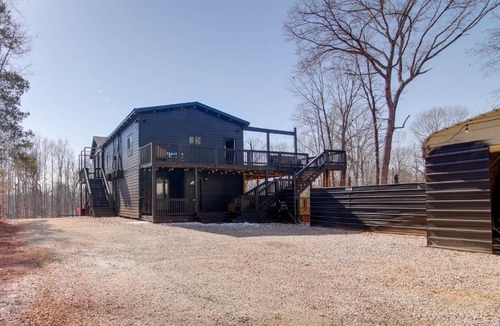 Banks County House | Huge 3-Unit Commerce Estate Near ATL Dragway!