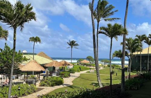 Hanamaulu Apartment | Idyllic Yet Simple Oceanfront Resort Stay