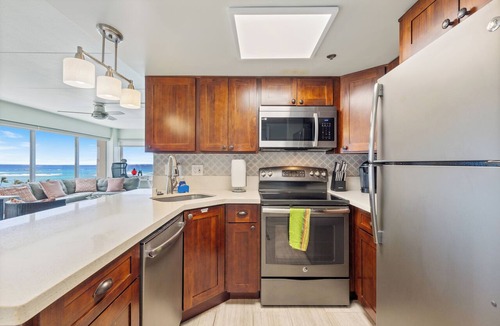 Waikiki Apartment | Ilikai Hotel Condo with Ocean, Lagoon & Fireworks Views
