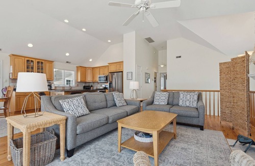 Avalon House | Immaculately kept home is just 1 1/4 blks to the beach and boardwalk
