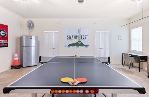 Waycross House | In town, billiard table, 6 hole golf, barbecue, pong, wet bar, free max/prime tv