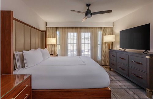 Braselton Hotel | Intimate Suite Perfect for Exploring Local Wine, Nearby Lakes, and Rolling Hills