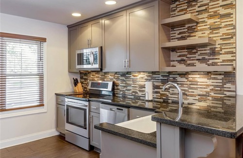Braselton Hotel | Intimate Suite Perfect for Exploring Local Wine, Nearby Lakes, and Rolling Hills