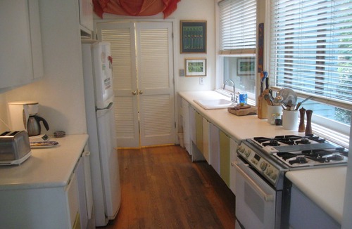 East Side House | INTOWN Emory Decatur 4 bedroom w/PORCH & private HOT TUB fireplace PETS OK