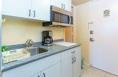 Waikiki Condo | Island Colony studio w/pool & BBQ