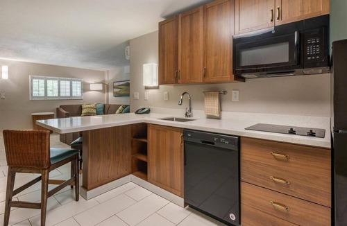 Jekyll Island Hotel | Island Escape | Free Parking | Free Breakfast | Outdoor Pool Access