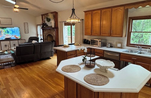 Morganton House | JB’s Winners Circle is a peaceful, quite home only 3 minutes from downtown.