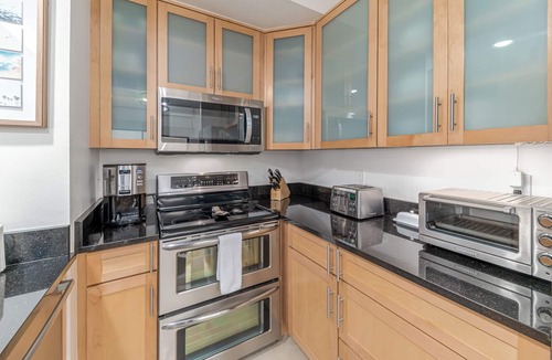 Bella Vista Condo | JupRent's Posh Paradise = Perfect Location- Beach 8 min walk 2Bed/2Bath