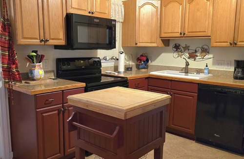 St. Marys House | KaiCozyCottage/Saltwater Pool/Walk to Ferry/Pets ok/Fenced In Yard