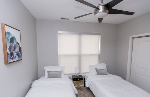 DeBaliviere Place Apartment | Kasa | Family Friendly 2BD + Near St. Louis Science Center | Forest Park