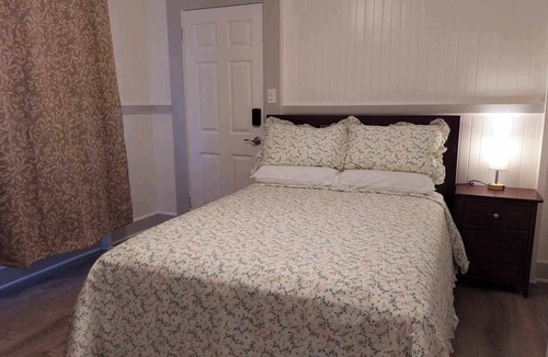 Hilo Bed & Breakfast | Kekuanaoa Homestead for Whole House/5 bedroom & 5 bathroom close Hi-Lo Airport.