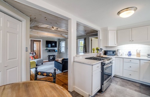 Town of Jerusalem House | Keuka Park Charmer - walk to the lake!