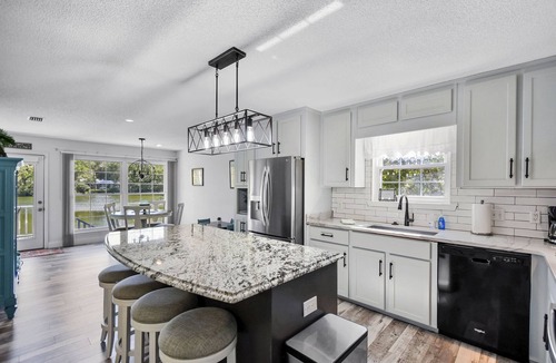 Saint Simons Island House | Kickback & relax Lakefront - Serenity Lake Cottage