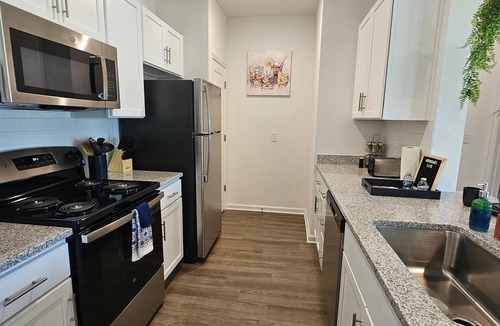 Northside Apartment | King Bed Fast WiFi Gym 8 Min to Airport