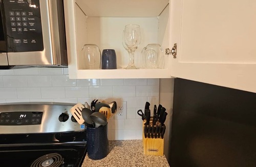 Northside Apartment | King Bed Fast WiFi Gym 8 Min to Airport