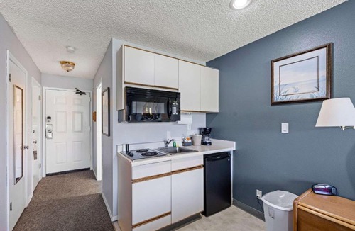 Ocean Shores House | King Bed Studio with Kitchenette - Pool and Hot Tub