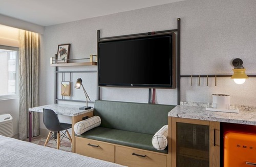 North Park City Hotel | King Room | Indoor Pool & Hot Tub l 2.1 mi to Main Street Historic District