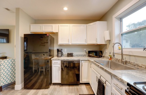 Sea Scape Apartment | Kitty Hawk Apartment w/Hot Tub - 1 Mi to Beach!