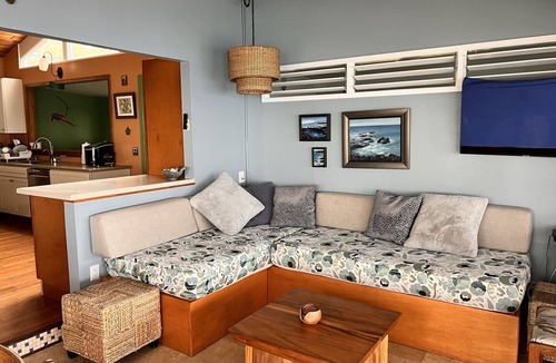Kahaluu Bay House | Kona OCEANFRONT PVT Home ~ Sleeps 8+, Hot Tub, 2 min walk to Magic Sands Beach