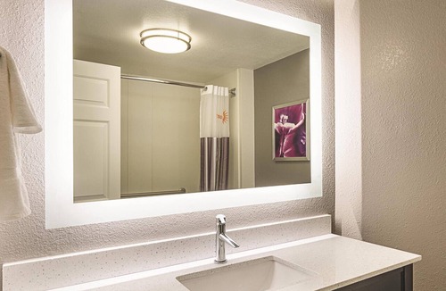 Sandy Springs Hotel | La Quinta Inn & Suites by Wyndham Atlanta Perimeter Medical