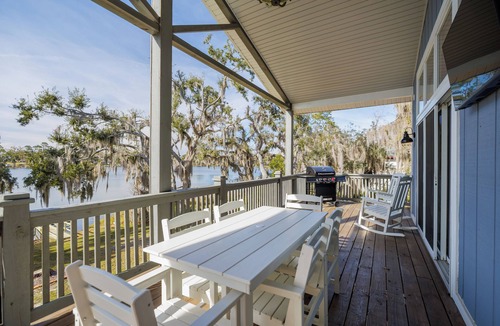 Lake Park House | Lake House Dock, Kayaks, Fishing, Porch & 5 TVs