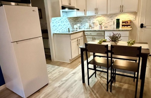 Dallas Apartment | -Lake point Sports -15m- Leo's Cozy STUDIO- in.family.Home.Main.level