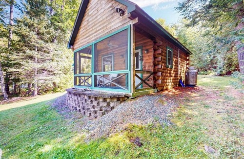 Oakland Cabin | Lakefront, dog-friendly cottage with screened porch, firepit, WiFi & lake access