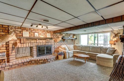 Brohman House | Lakefront Home w/Deck: Central Michigan Escape!