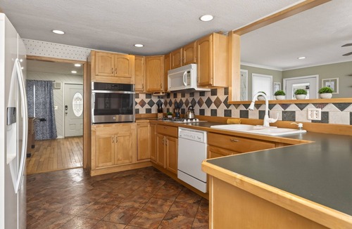 Seneca Falls House | Lakefront | Pet Friendly | Hot Tub | FLX Wineries | Hot Tub