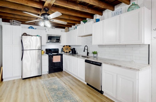Eatonton Cabin | Lakefront retreat with kayaks, grill, games, open interior, & W/D - dog-friendly