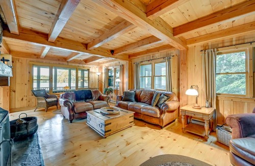 Westhampton House | Lakefront Westhampton Cabin w/Beach + Kayaks!