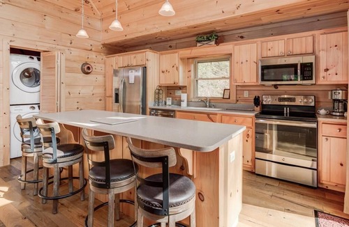 Black Mountain Cabin | Lakey Gap Lodge | Pet-Friendly Cabin🐾 w/Hot Tub + Views + Biltmore Pass