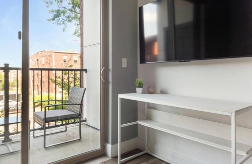 DeBaliviere Place Apartment | Landing | Beautiful 1BD, Gym, Yoga Studio
