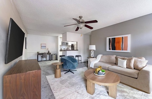 Sunbeam Apartment | Landing | Chic 1BD, Courtyard, Gym