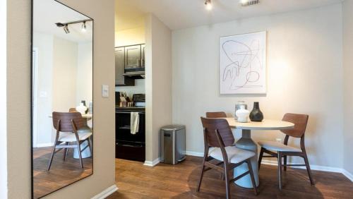 Ballwin Apartment | Landing - Modern Apartment with Amazing Amenities (ID7050X25)