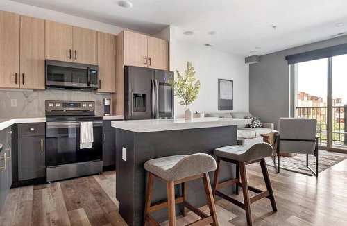 DeBaliviere Place Apartment | Landing | Stunning 1BD, Yoga Studio, Gym