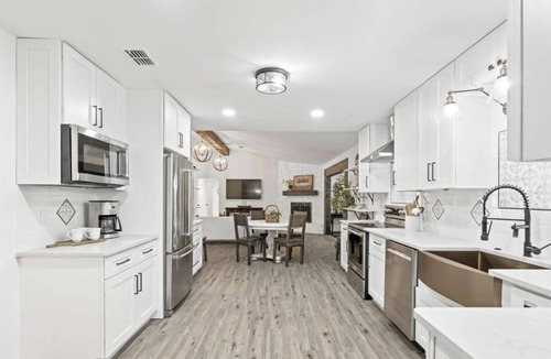 Southside House | Large Peaceful Private Luxe Farm Retreat🧲Corporate longer deals, Two King Beds👑