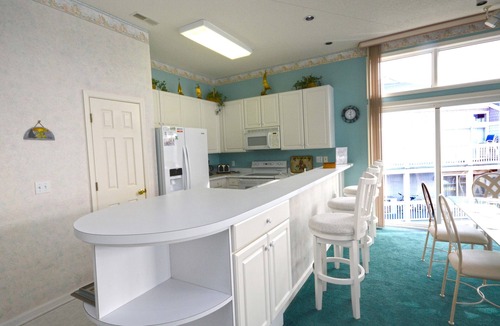 North Ocean City Condo | Large, spacious 3 bedroom condo with free WiFi, a boat slip, and an outdoor pool located uptown on the bay water with breathtaking view of bay!