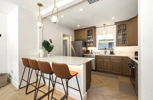 Victoria Park Villa | Las Olas Designer Luxury Getaway – Fox Aura heated Pool & Spa House is a 4BD upscale single-family home in Victoria Park with high-end design, and prime location near Las Olas Blvd, beaches, dining, and nightlife.